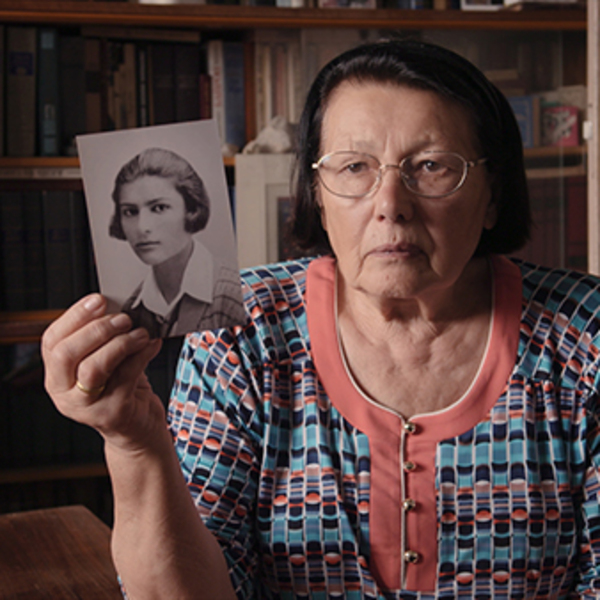 Elizaveta met een foto van haar moeder